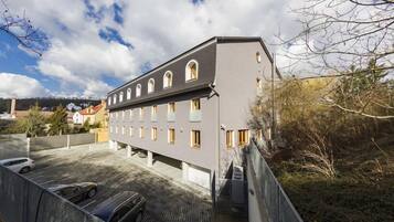 المنشأة من الخارج