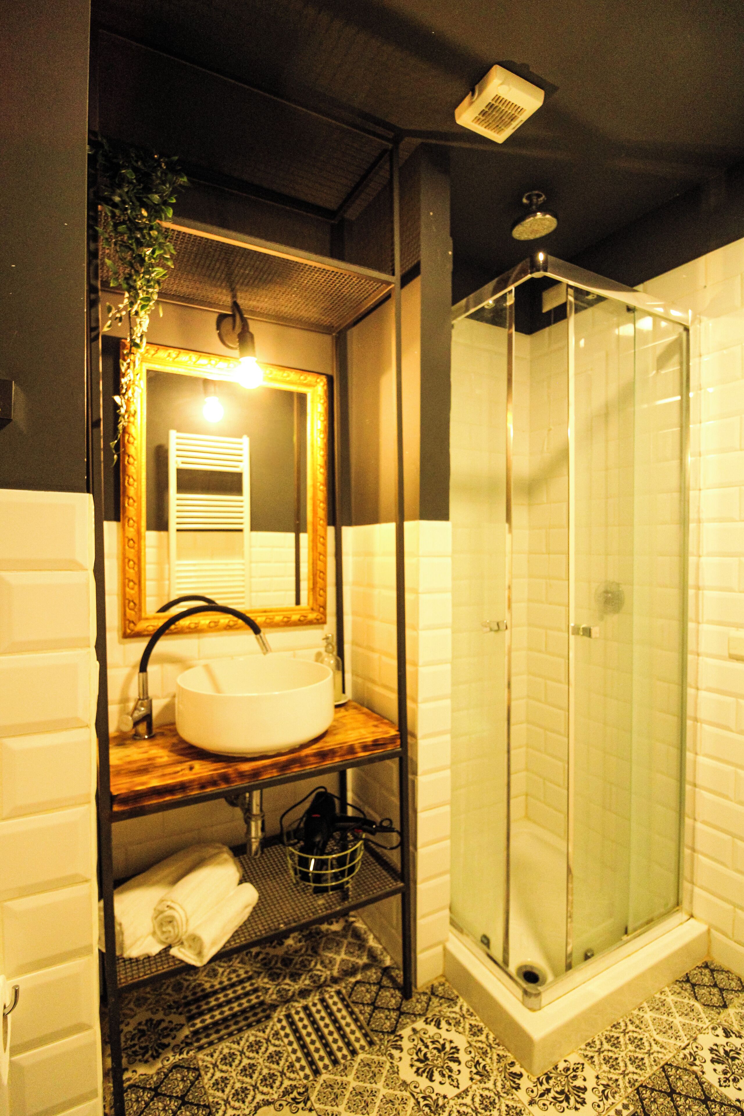 Basic Double Room | Bilik Mandi | Pancuran mandi, hulu semburan mandi hujan, pengering rambut, bidet 