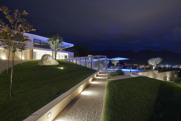 المنشأة من الخارج