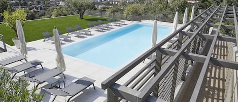 Piscine à débordement