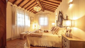 3 bedrooms, desk, iron/ironing board, travel cot