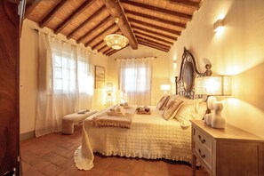 3 chambres, bureau, fer et planche à repasser, lit parapluie