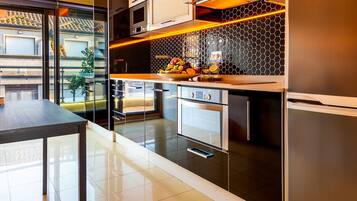 Een koelkast, een microgolfoven, een oven, een kookplaat