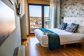 3 bedrooms, desk, soundproofing, iron/ironing board