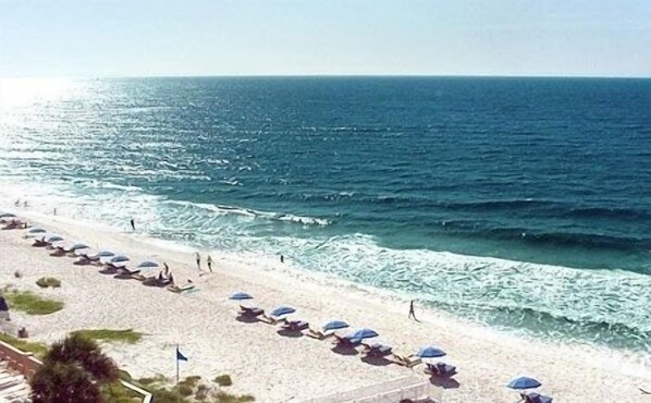 En la playa, camastros y toallas de playa