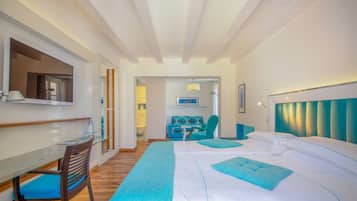 Una camera d'albergo con un letto, una scrivania, una sedia e un divano.
