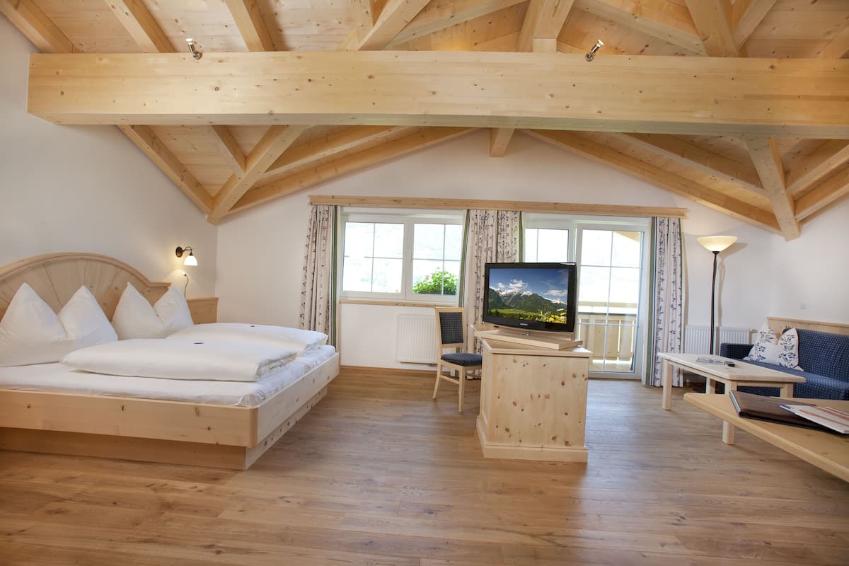 Suite (Zirbensuite) | 1 slaapkamer, een kluis op de kamer, een bureau, gratis babybedden