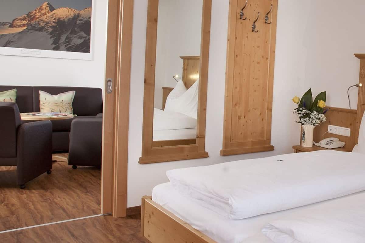 Familie suite | 1 slaapkamer, een kluis op de kamer, een bureau, gratis babybedden