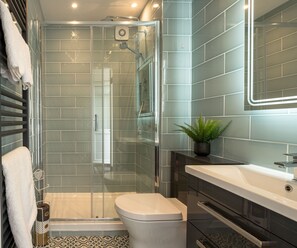 Douche, sèche-cheveux, serviettes fournies, savon