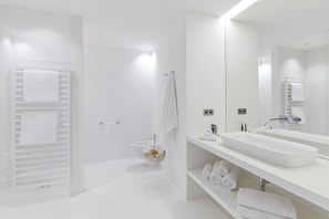 Dusche, kostenlose Toilettenartikel, Haartrockner, Bidet