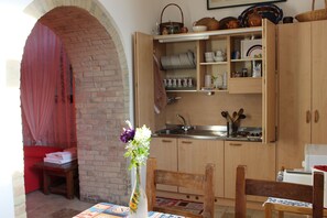 Kühlschrank, Mikrowelle, Herdplatte, Geschirrspüler