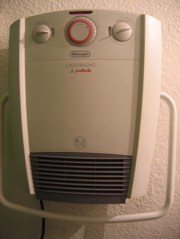 Un calentador portátil blanco con dos mandos y un dial rojo, etiquetado como "CALDOBAGNO" y "fratello".