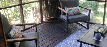 Affordable Charming Vintage Lake Cottage · Cozy & Welcoming