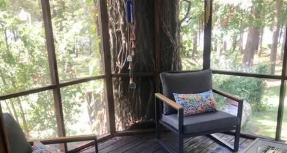 Une propriĂ©tĂ© de 4 chambres au bord du lac! Venez vous dĂ©tendre, aller Ă la pĂȘche, chasse au canard, bon marchĂ© !!