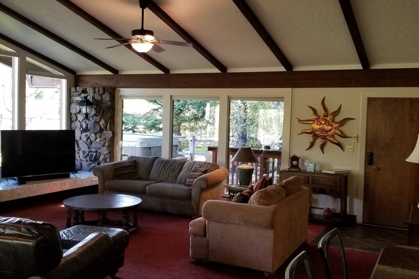 TV connectée, cheminée, livres, chaîne hi-fi