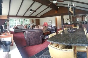 Een smart-tv, een open haard, boeken en een stereo