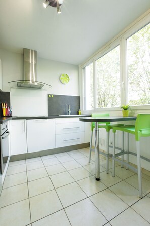 Fridge, microwave, oven, stovetop - ★ The Célestay ★ 90 m² Balcony & Parking - LYON ❤️ (Villeurbanne)