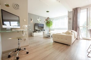 TV, DVD player, computer monitors - ★ The Célestay ★ 90 m² Balcony & Parking - LYON ❤️ (Villeurbanne)