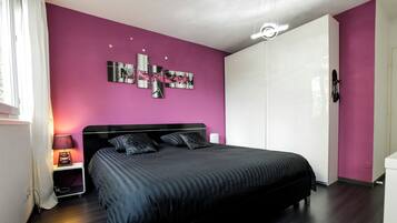 2 camere, una scrivania, ferro/asse da stiro, culla da viaggio