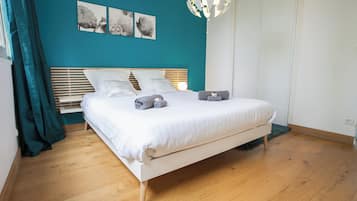 2 bedrooms, desk, iron/ironing board, travel crib