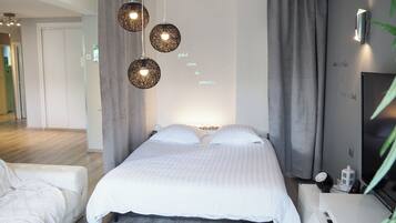 2 bedrooms, desk, iron/ironing board, travel crib