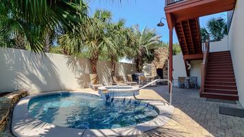 Een buitenzwembad, een verwarmd zwembad