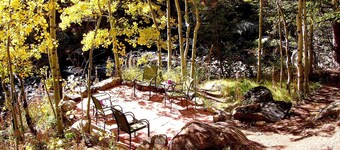 Simple cabaña de montaña en las orillas del poderoso Saint Vrain Creek