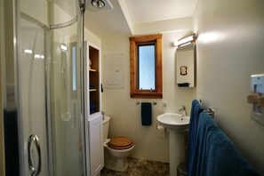 Een douche, een haardroger, handdoeken, zeep