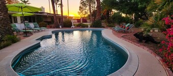 * Oppvarmet basseng * Hot Tub * Sport Court * Acre Lot * Outdoor Living * 5Br *