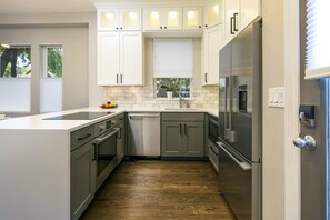 Fridge, microwave, oven, stovetop - Canyon Urban Oasis in Central Boulder (Boulder)
