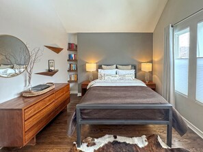 2 bedrooms, desk, iron/ironing board, travel cot