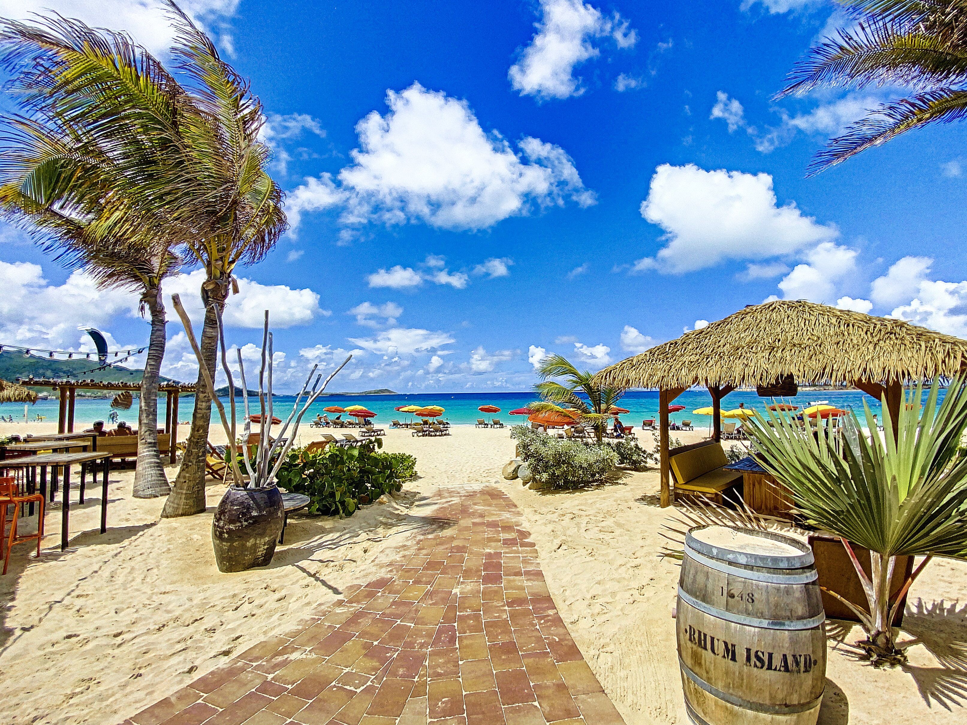 Beach nearby, white sand, beach towels, 10 beach bars