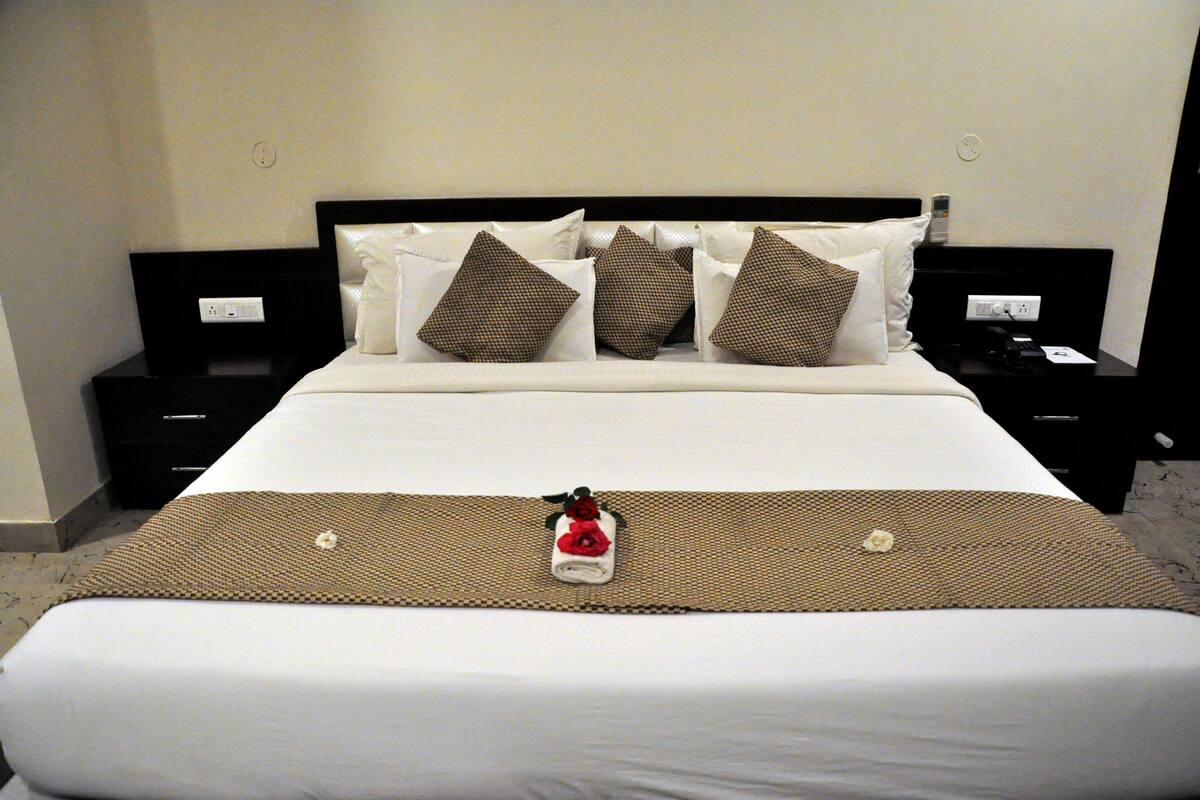 Habitación Deluxe | Ropa de cama de alta calidad, minibar, caja fuerte y escritorio