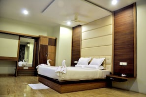 Suite presidencial | Ropa de cama de alta calidad, minibar, caja fuerte y escritorio