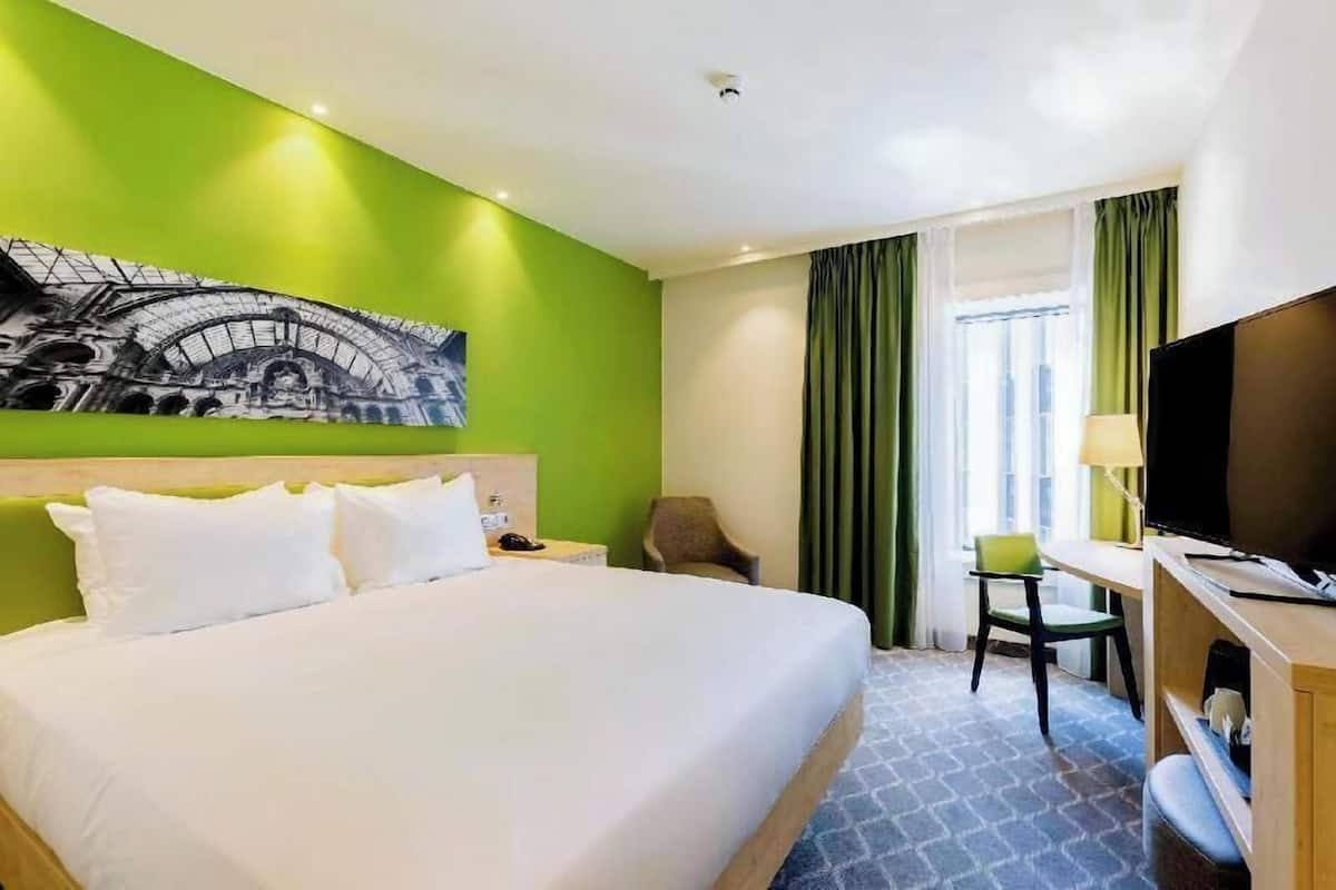 Premium bedding, in-room safe, desk, soundproofing