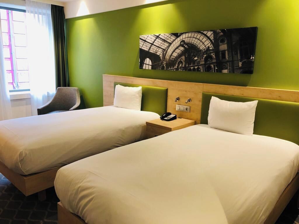 Sängtillbehör av högsta kvalitet och värdeförvaringsskåp på rummet