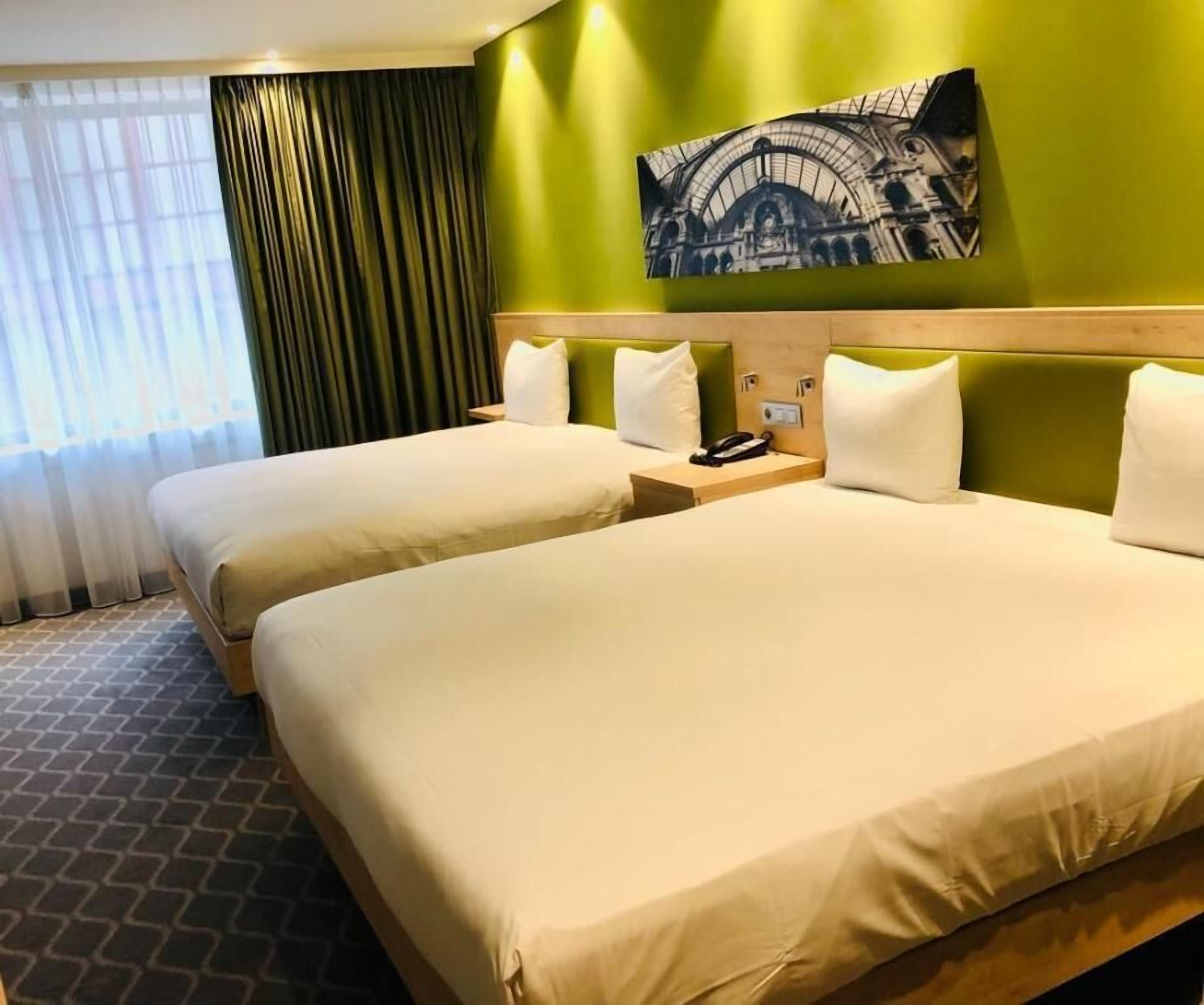 Sängtillbehör av högsta kvalitet och värdeförvaringsskåp på rummet