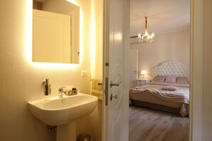Superior Double Room | Bathroom sink - Lucca in Chic (Lucca)