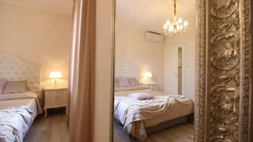 Superior tweepersoonskamer | Bedden met traagschuimmatrassen, een bureau, gratis wifi, beddengoed