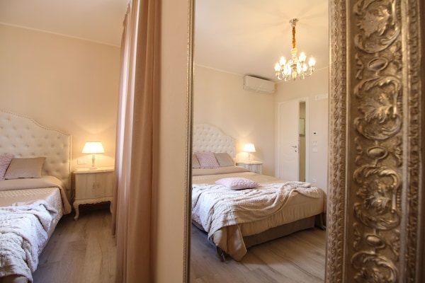 Colchones con efecto memoria, escritorio, wifi gratis y ropa de cama