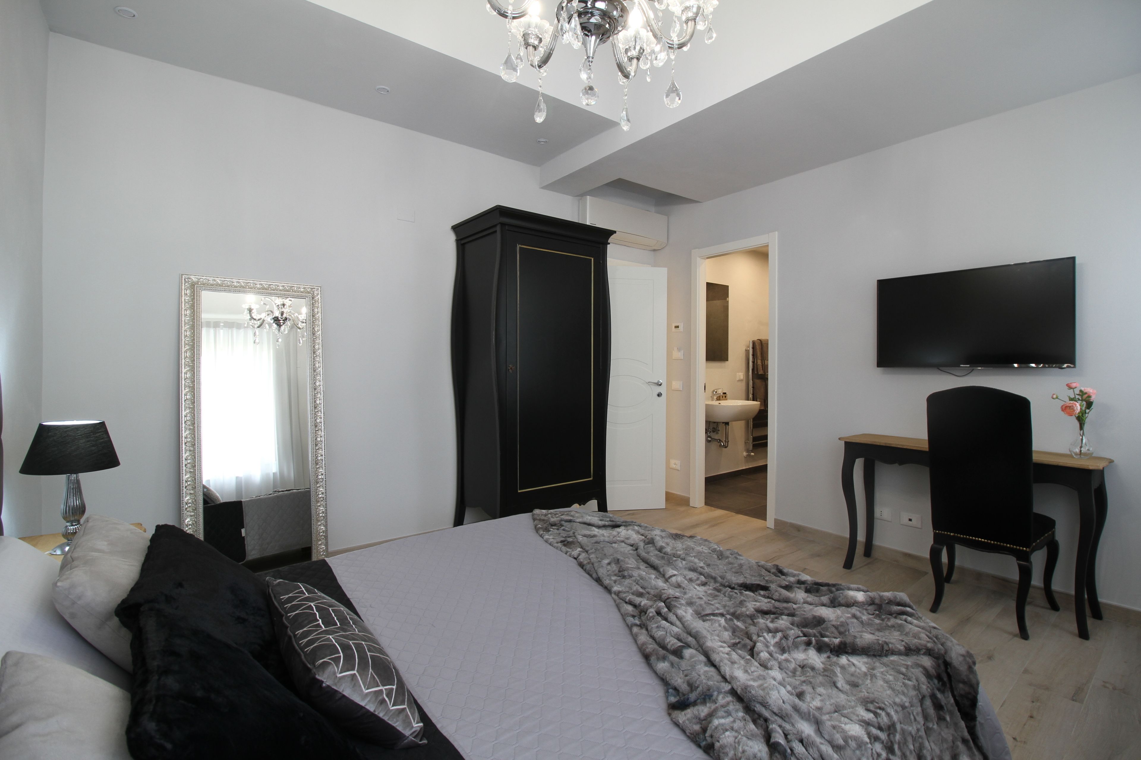 Photo - LUCCA IN CHIC - No Ztl, Free Parking, Priv Bath, Old City 550m