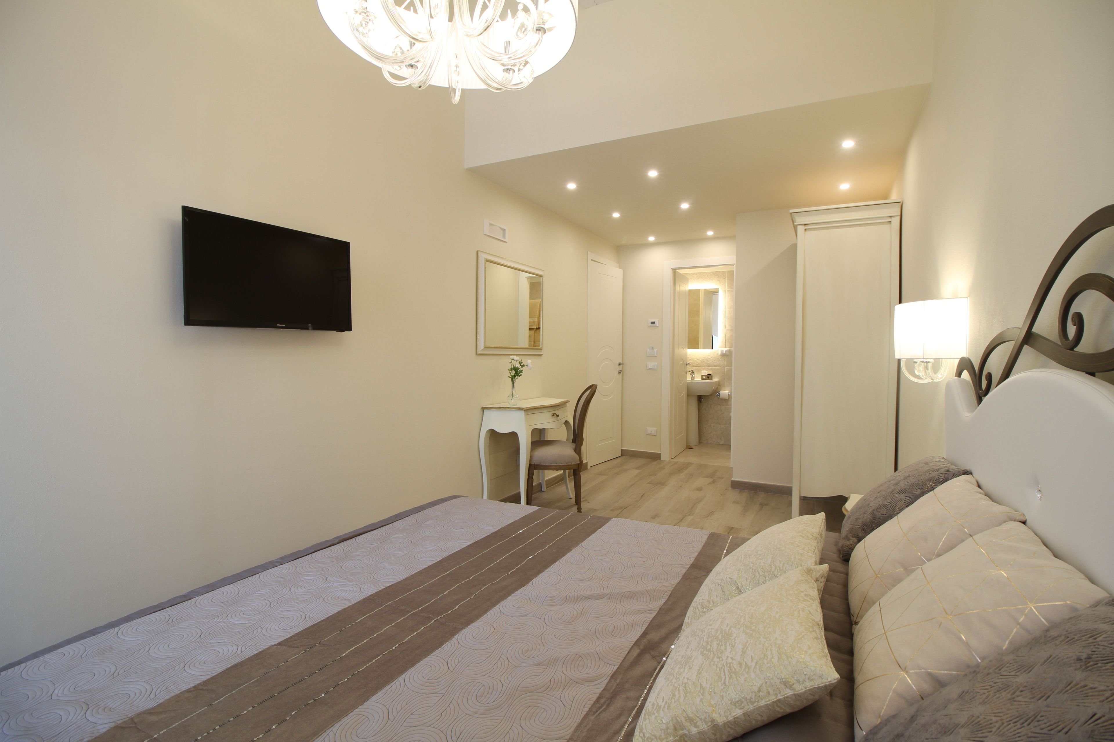 Photo - LUCCA IN CHIC - No Ztl, Free Parking, Priv Bath, Old City 550m