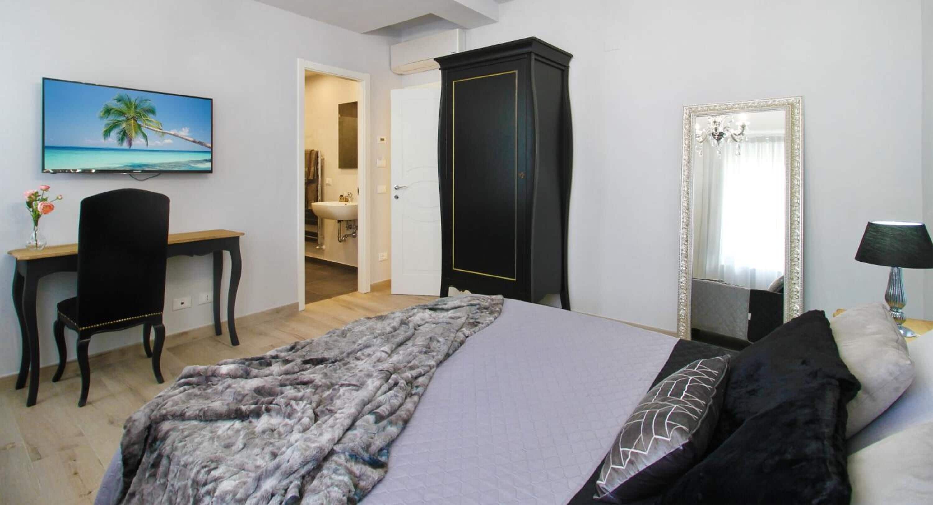 Photo - LUCCA IN CHIC - No Ztl, Free Parking, Priv Bath, Old City 550m