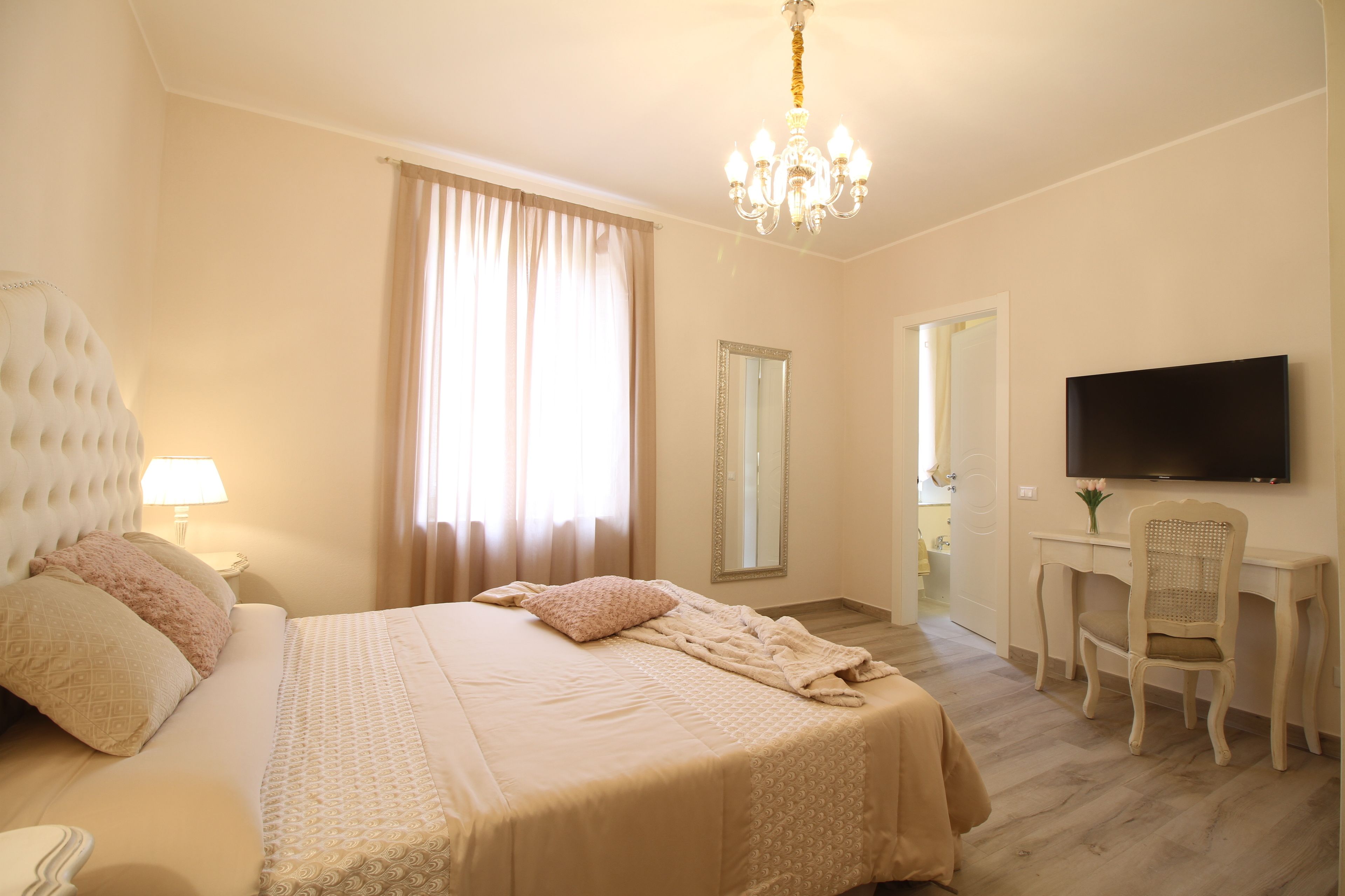 Photo - LUCCA IN CHIC - No Ztl, Free Parking, Priv Bath, Old City 550m