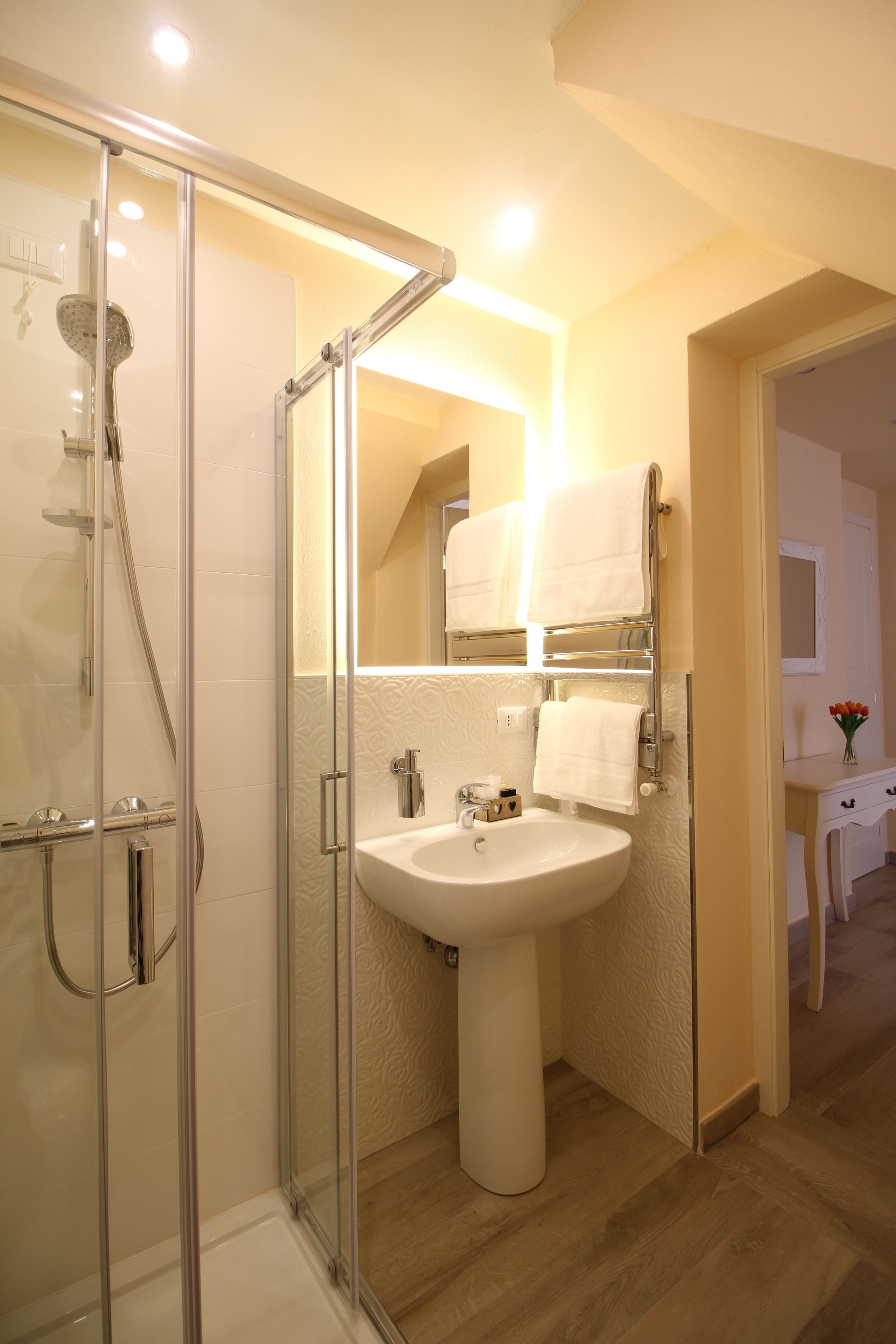 Photo - LUCCA IN CHIC - No Ztl, Free Parking, Priv Bath, Old City 550m