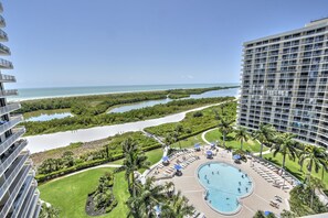 Een buitenzwembad, een verwarmd zwembad