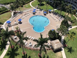 Een buitenzwembad, een verwarmd zwembad