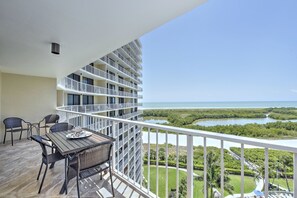 Outdoor dining - Have yourself a tropical vacation on The Gulf of America in Marco Island Florida (South Seas Northwest, Marco Island)