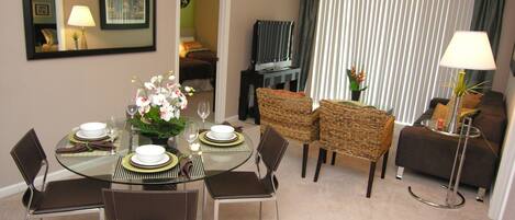 Televisión de pantalla plana y consola de videojuegos