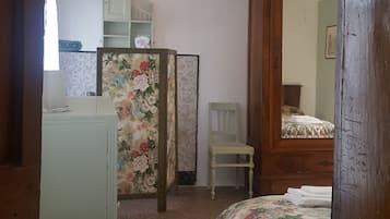 6 bedrooms, desk, iron/ironing board, free WiFi